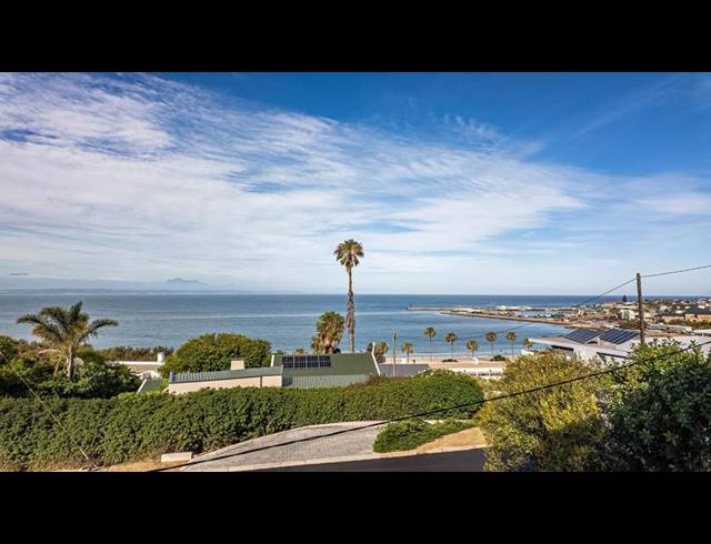 4 BEDROOM HOUSE FOR SALE IN SANTOS BAY